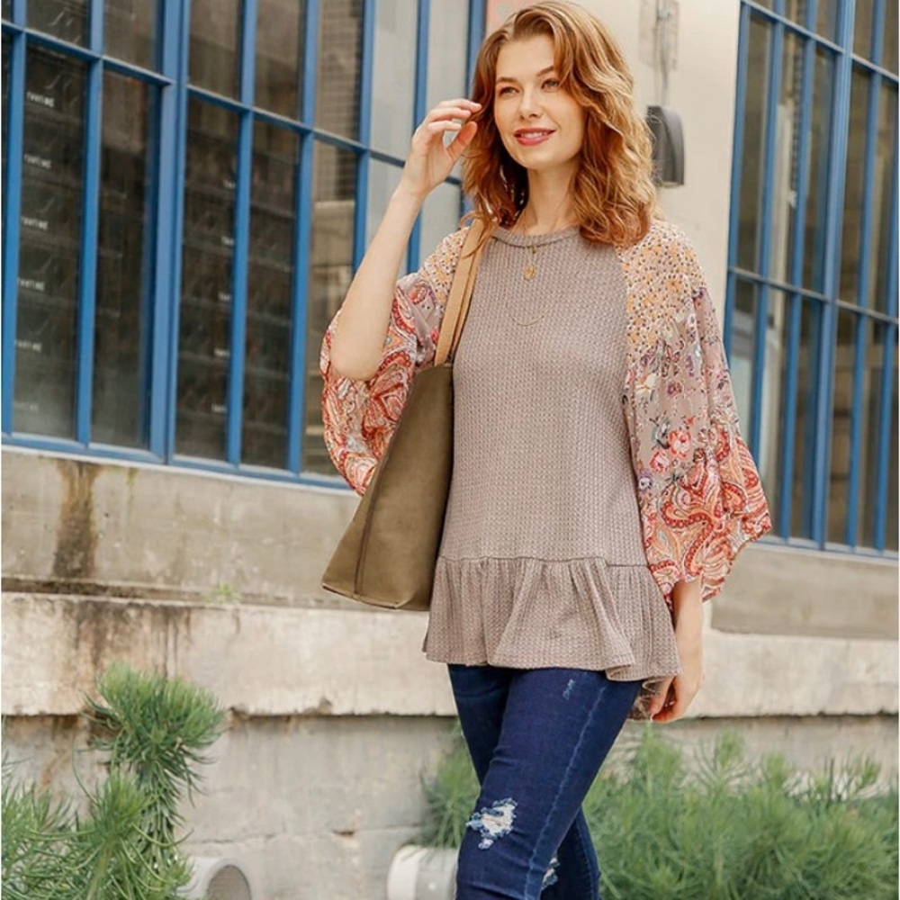 Umgee USA olive green blouse w/ breezy floral sleeves ruffle bottom size M BoHo